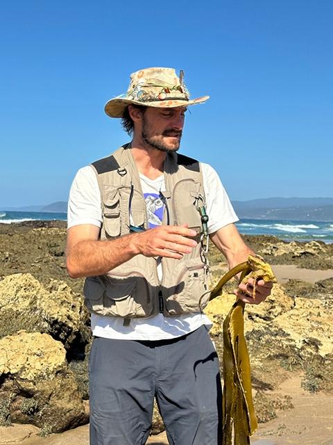 Pete explains about Bull Kelp a very fast growing plant